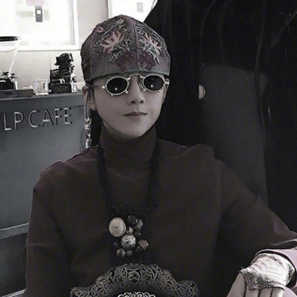 SWAROVSKI MINI SWAN SUNGLASSES - Picture 4 of 14